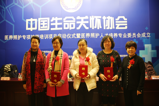 图为专家代表领取证书
