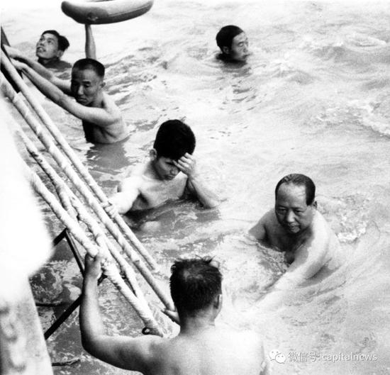 1958年陪同毛泽东主席横渡长江