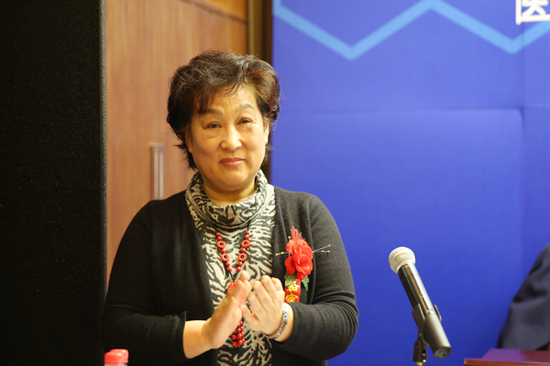 图为石红燕在仪式现场