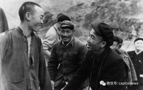 王任重（右一）考察水利建设和乡亲们亲切交谈