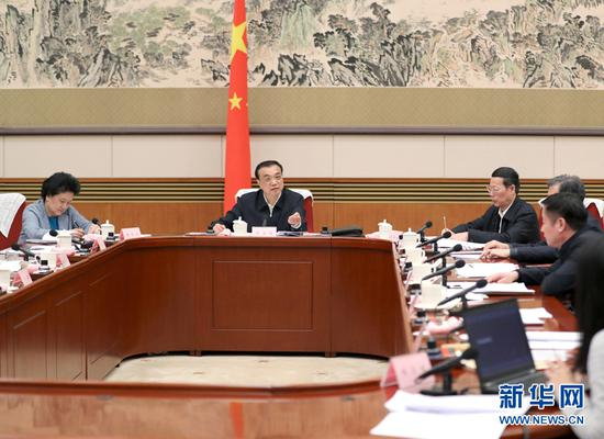 　　1月13日，中共中央政治局常委、国务院总理李克强在北京主持召开座谈会，听取专家学者和企业界人士对《政府工作报告（征求意见稿）》的意见建议。中共中央政治局常委、国务院副总理张高丽出席。 新华社记者 马占成 摄