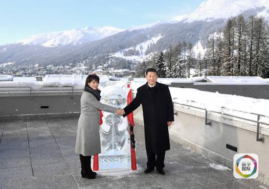 　　1月17日，国家主席习近平同瑞士联邦主席洛伊特哈德在达沃斯共同启动中瑞旅游年。两国元首在熊猫冰雕像和印有中瑞两国国旗及“中瑞旅游年”字样的滑雪板旁合影留念。新华社记者饶爱民摄