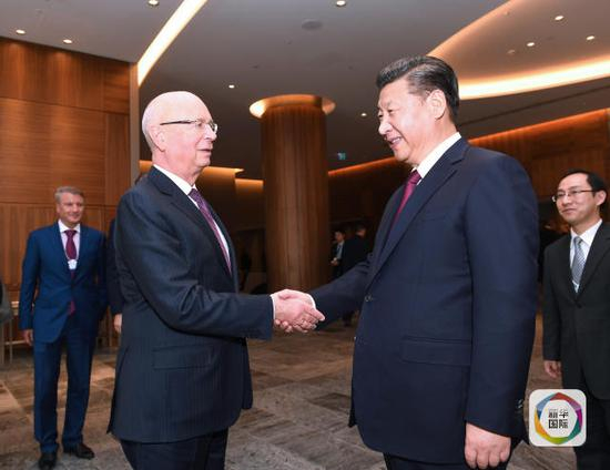 1月17日，国家主席习近平在瑞士达沃斯会见世界经济论坛主席施瓦布。新华社记者饶爱民摄