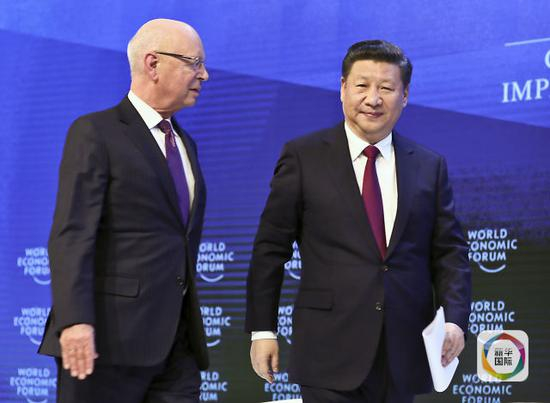 　　1月17日，国家主席习近平在瑞士达沃斯国际会议中心出席世界经济论坛2017年年会开幕式，并发表题为《共担时代责任 共促全球发展》的主旨演讲。这是习近平同世界经济论坛创始人兼执行主席施瓦布在一起。新华社记者兰红光摄