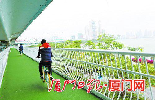 镂空的护栏对骑行者的视野不会造成太大影响。（本报记者张奇辉摄）