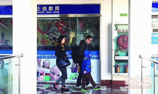 父母正带着孩子赶往培训机构。李铭坤 摄