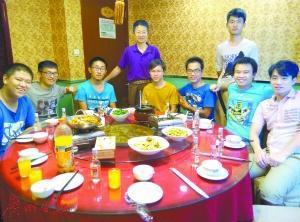 王利华（左一站立）与学生在试酒现场。