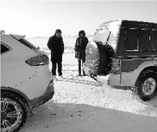 被困车（左）与救援车