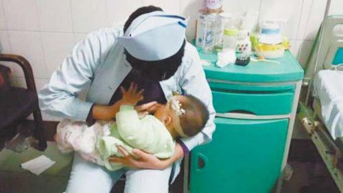 郭海花在给小梓轩喂奶。