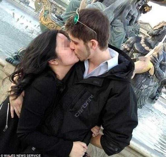 女留学生与男友合影