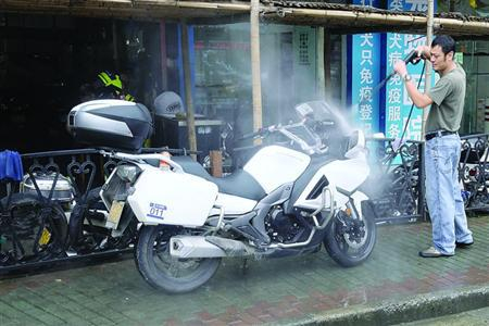  沪A黄牌价格已超40万，沪C 黄牌成为部分“爱摩族”退而求其次的选择。　/晨报记者　殷立勤