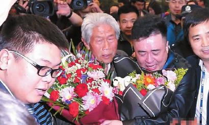 昨日，王琪在亲人的陪伴下走出西安咸阳国际机场