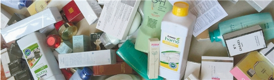 查获的假冒化妆品堆积如山。