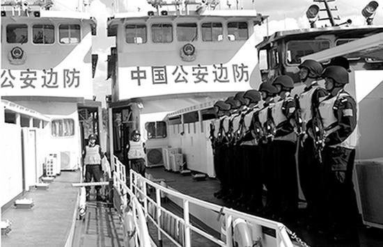 官兵在船艇甲板列队