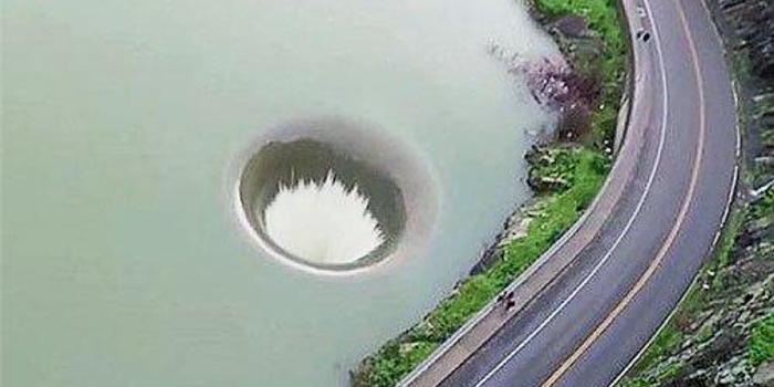 美国加州伯耶萨湖现黑洞 宛如巨型漏斗(图)