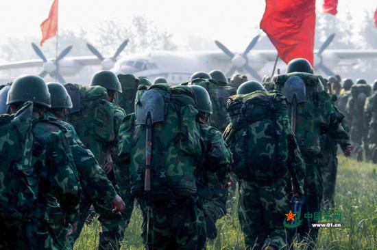  中国军人奋战在汶川（组照之一）。谭超摄影 