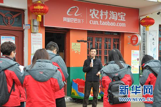 　　晴隆县副县长赵仁亮向媒体介绍晴隆农业产业发展情况。新华网&nbsp;周远钢摄&nbsp;