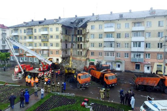 　　天然气管道泄漏是最近几年“赫鲁晓夫楼”出现意外的主要原因，图为2014年俄罗斯城市梅日杜列琴斯克的一幢“赫鲁晓夫楼”因天然气管道泄漏而爆炸