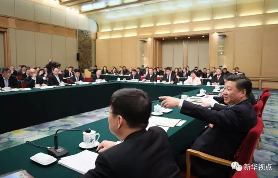 　　习近平边听边记