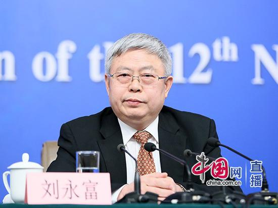 国务院扶贫办主任刘永富回答记者提问。中国网 高聪 摄