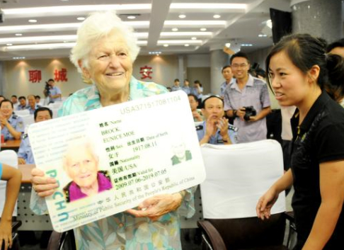  2009年7月24日，美籍老人牧琳爱在展示她获得的“中国绿卡”。 &nbsp;资料图