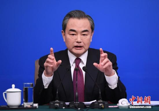 　　3月8日，十二届全国人大五次会议新闻中心举行记者会，邀请外交部部长王毅就“中国的外交政策和对外关系”的相关问题回答中外记者的提问。中新社记者 侯宇 摄