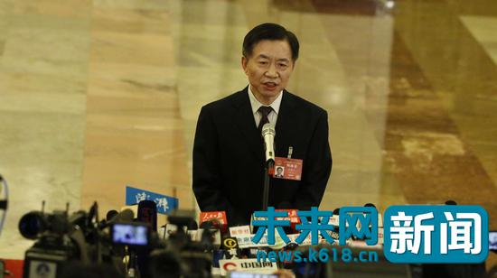 　　民政部部长黄树贤在“部长通道”答记者问。