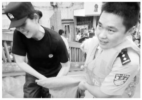 &nbsp;&nbsp;&nbsp;&nbsp;图为江苏省溧阳市公安局双警夫妻韦燕和姜嘉在抗洪一线偶遇。资料图片