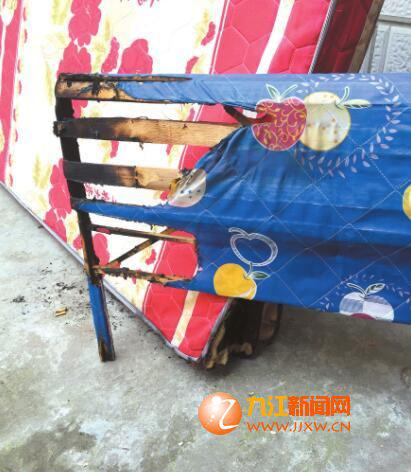 ▲被烧毁的床。