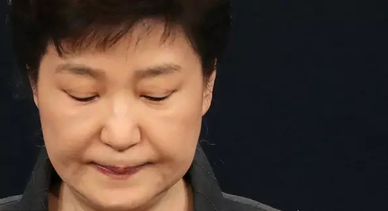 3月10日，韩国宪法法院通过总统弹劾案，朴槿惠立即下台