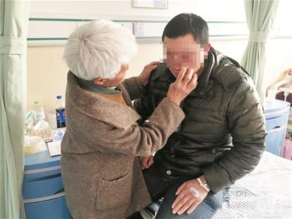 图为：李先玉、赵雪成母子接受采访