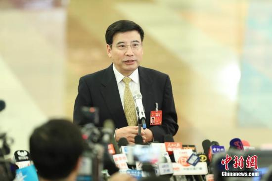 资料图 工业和信息化部部长苗圩在“部长通道”接受采访。中新社记者 盛佳鹏 摄