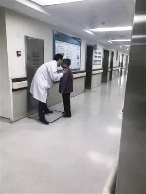 　　拍下这一幕的，是北仑人民医院消化内科护士黄艳梅，她说当时觉得这一幕很感人，就随手用手机记录下来。