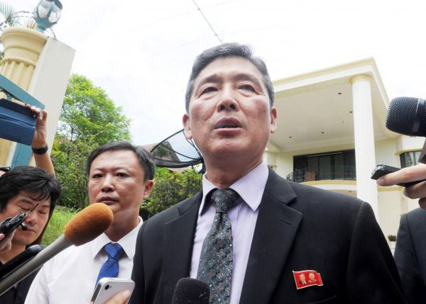 2月28日，在马来西亚吉隆坡，朝鲜前常驻联合国副代表、代表团发言人李东日在朝鲜驻马来西亚大使馆前对媒体讲话。 新华社发