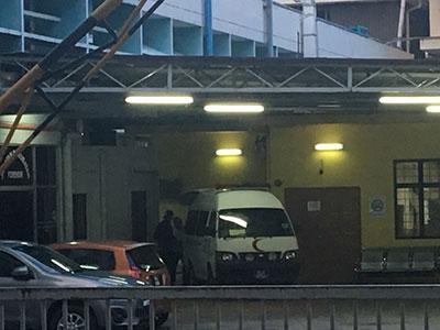 记者在医院外拍到的画面