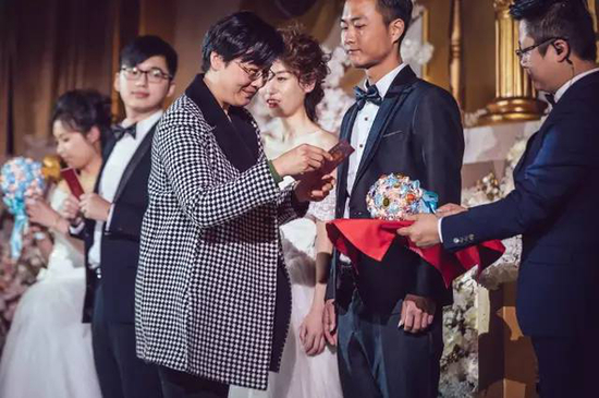 （松江区民政局副局长赵丽英，为现场新人颁证 ）