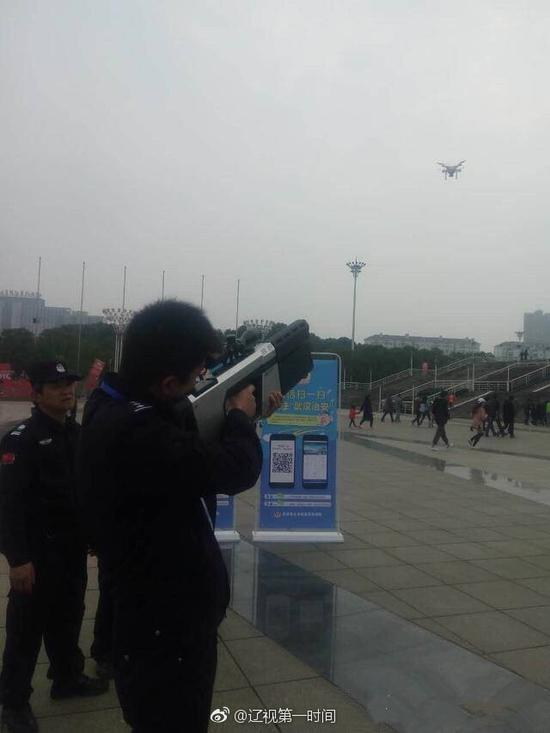 警方射击无人机