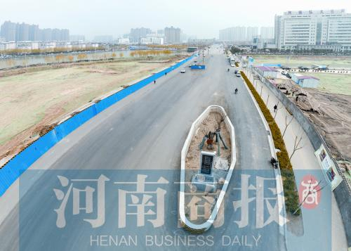 宽阔的马路突然变窄，道路上出现一个花坛