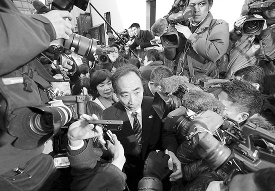 被记者围住的笼池泰典