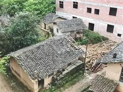  明经国家的“空心房”屋顶一侧已被破坏
