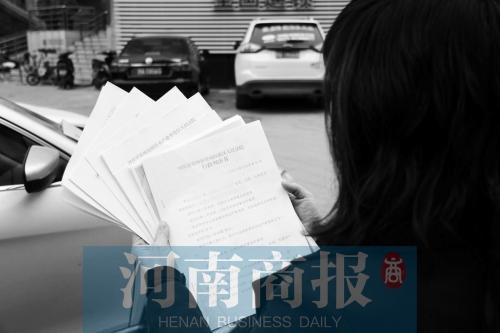 王女士手里拿着判决书