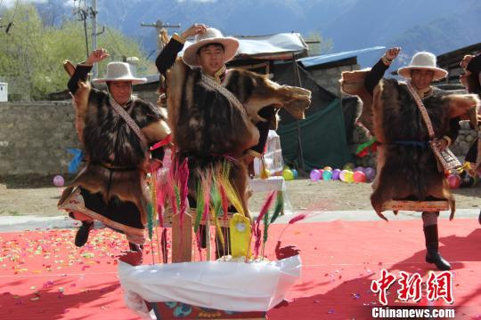 &nbsp;&nbsp;&nbsp;&nbsp;图为27日，西藏林芝市巴宜区八一镇杰布才村村民载歌载舞，欢庆西藏百万农奴解放58周年纪念日。　刘荫　摄
