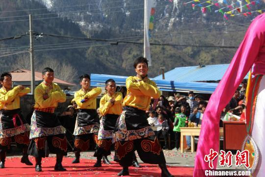 图为27日，西藏林芝市巴宜区八一镇杰布才村村民载歌载舞，欢庆西藏百万农奴解放58周年纪念日。　刘荫 摄