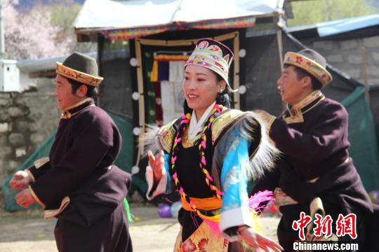 图为27日，西藏林芝市巴宜区八一镇杰布才村村民载歌载舞，欢庆西藏百万农奴解放58周年纪念日。　刘荫 摄
