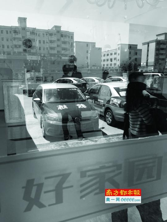 涉事酒店外停满了驾校车辆。