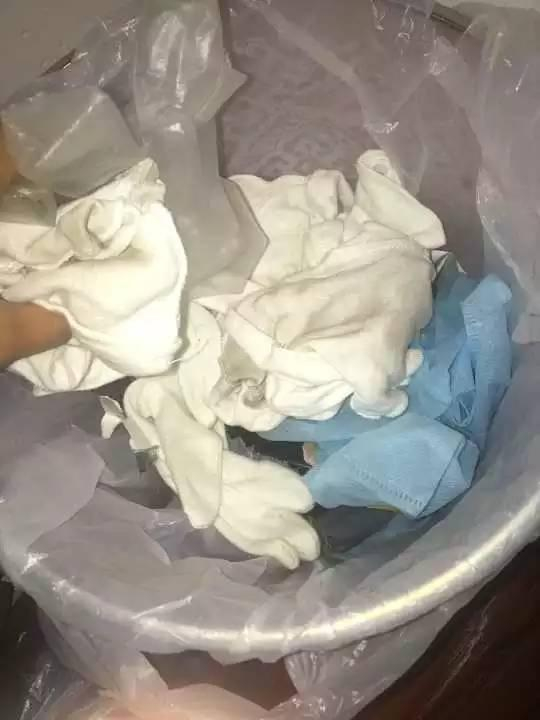 △门口垃圾里似乎有警察搜查时用过的手套头套