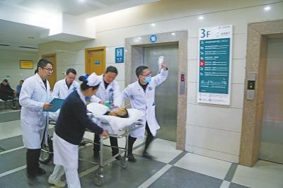 　　医生推着张大娘奔向手术室。