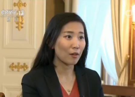 记者杨姗姗在采访芬兰总统&nbsp;绍利。