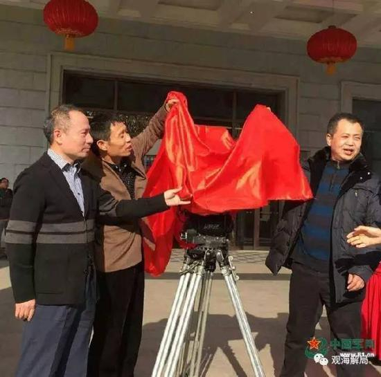 （李学政[左二]在《人民》开机现场）