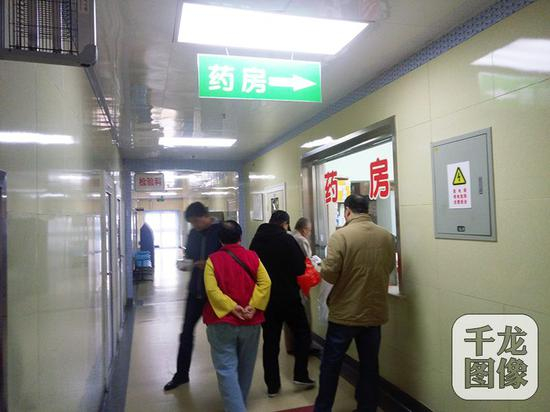 4月8日实行新医改，周末前来就诊的人数就明显多了起来。图为方庄社区卫生服务中心药房前排队取药的患者。千龙网记者 查甜甜摄